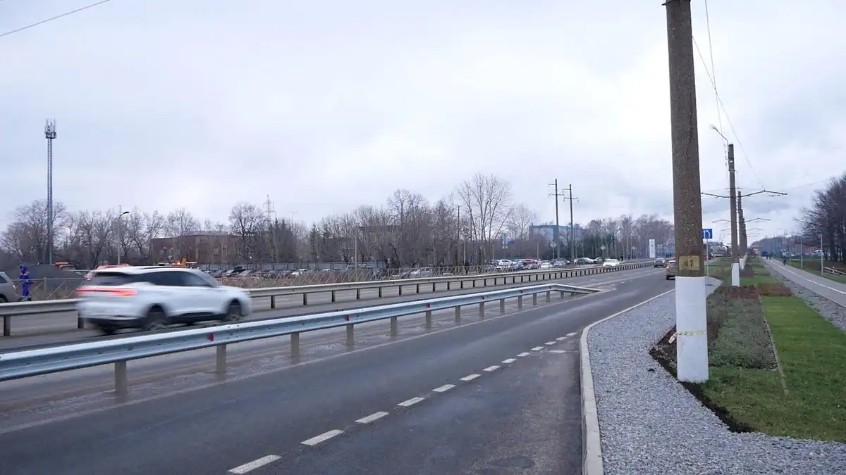 машина едет по дороге в промзоне