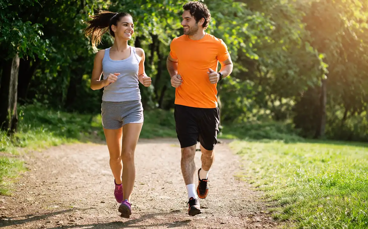 Мужчина и женщина делать пробежку по лесу