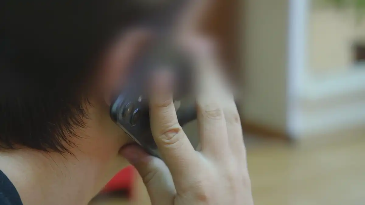 человек разговаривает по телефону