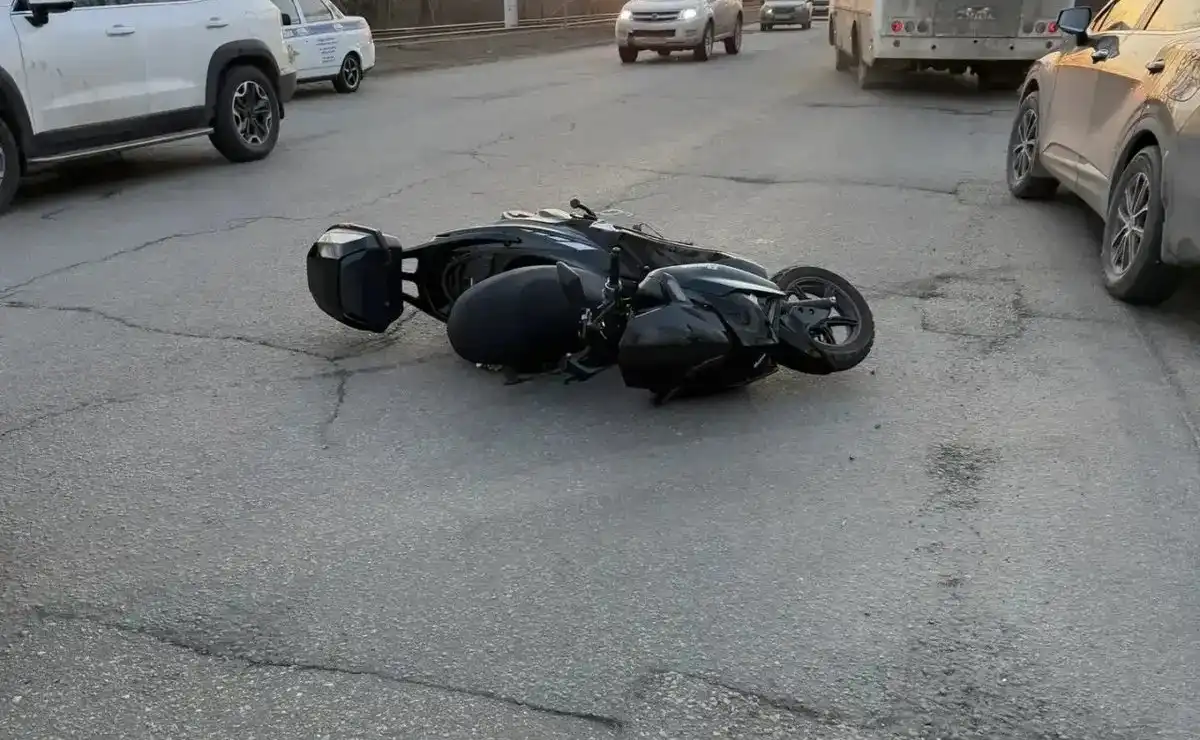 скутер лежит на земле дтп на улице Индустриальной в Нижнекамске