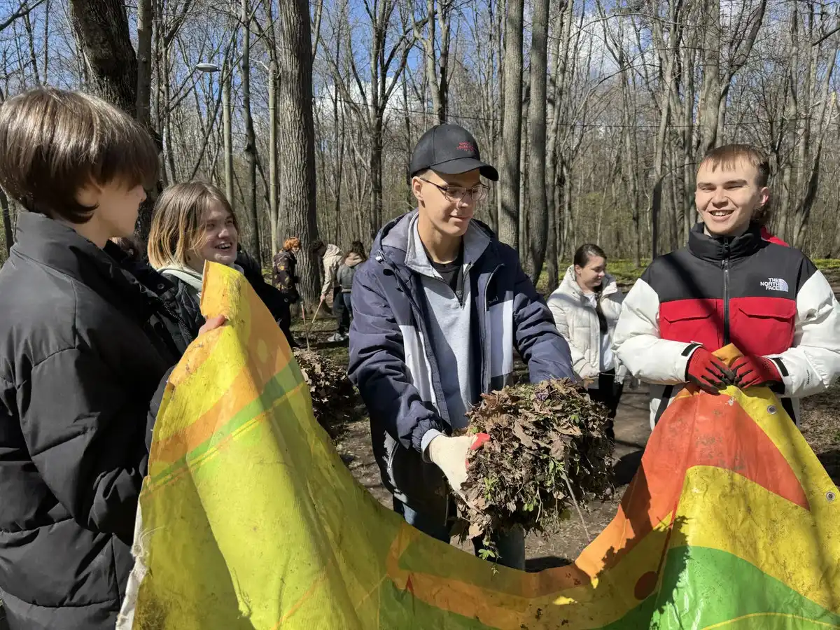 Студенты вузов и ссузов участвуют в субботнике в лесопарке «Урман» в Нижнекамске