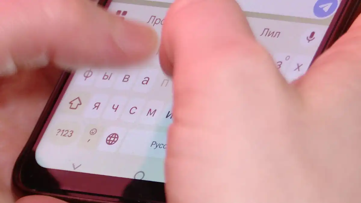 мошенник телефон клавиатура пишет человек