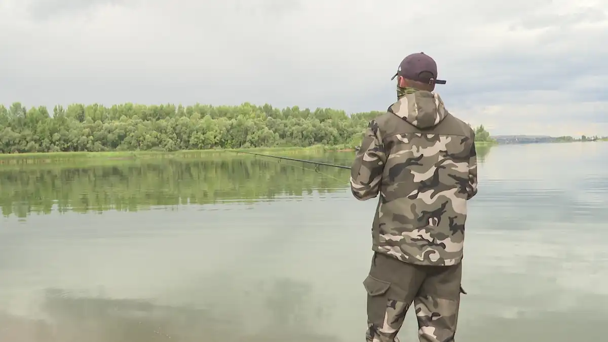 Мужчина рыбачит на реке Зай около Нижнекамска