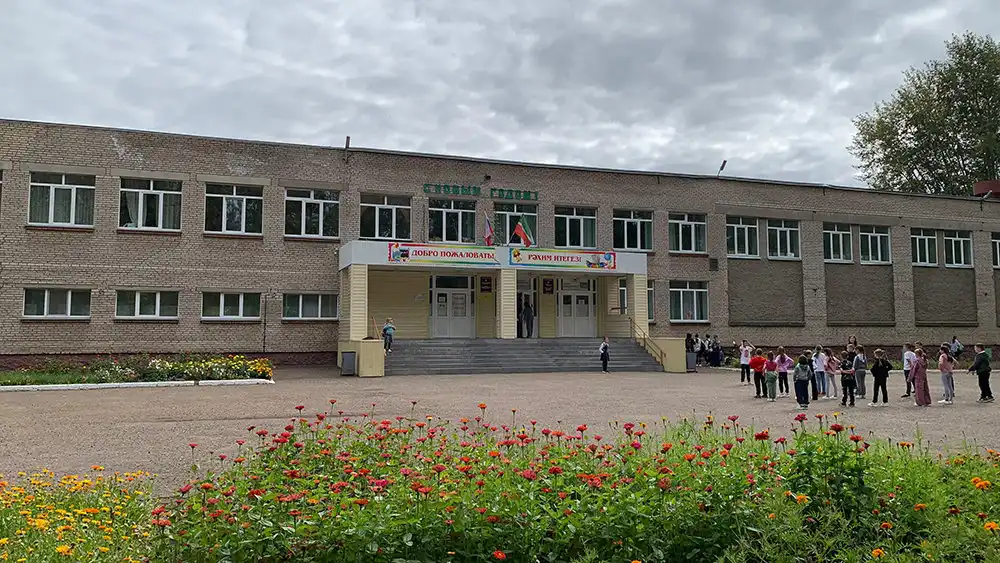 Центральный вход школы №8 в Нижнекамске