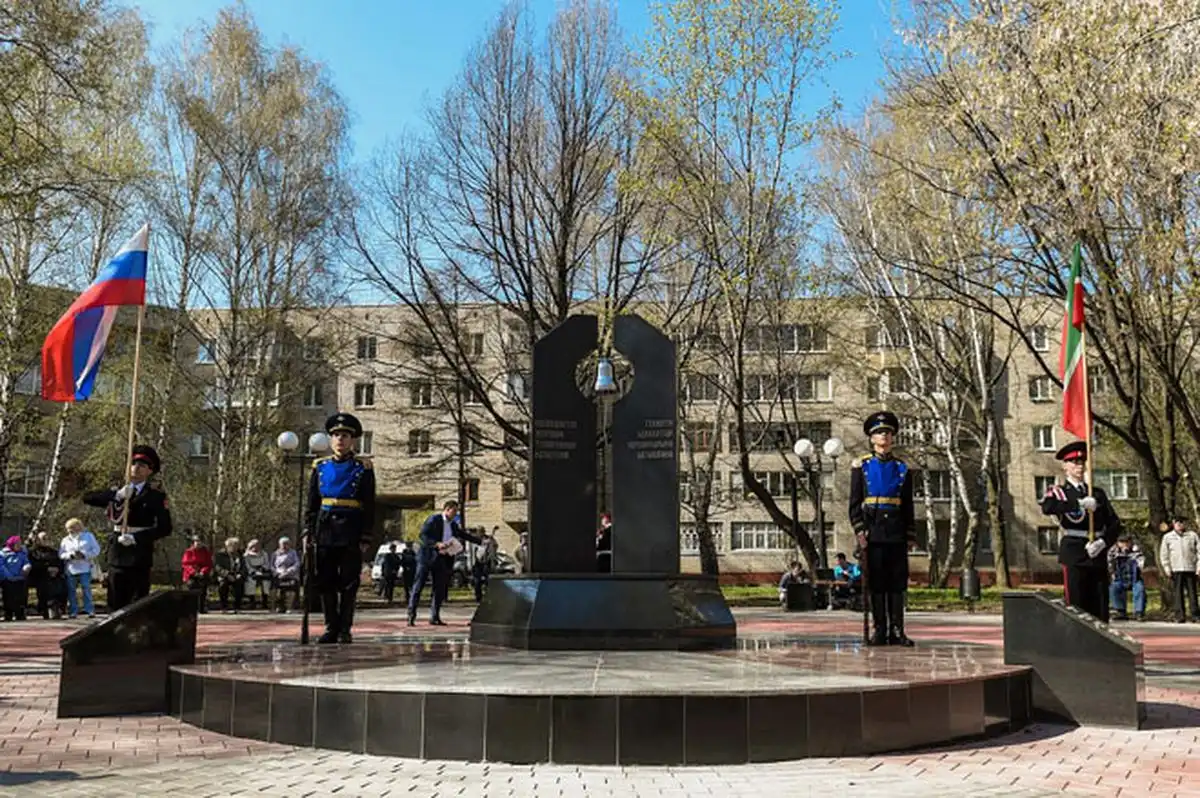 Памятник жертвам техногенных катастроф в сквере на улице Спортивной в Нижнекамске