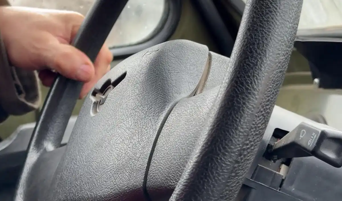 Водитель за рулем автомобиля