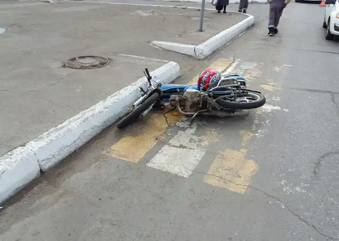 мопед лежит на земле после дтп