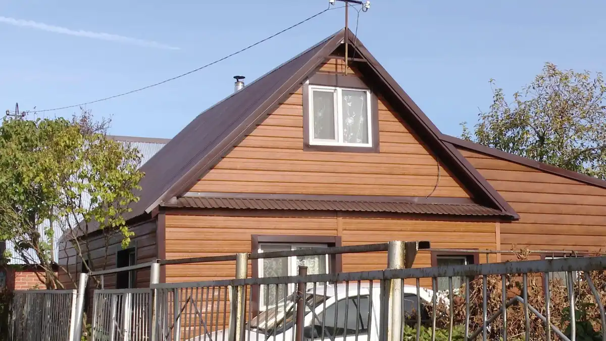 частный дом в летнюю солнечную погоду