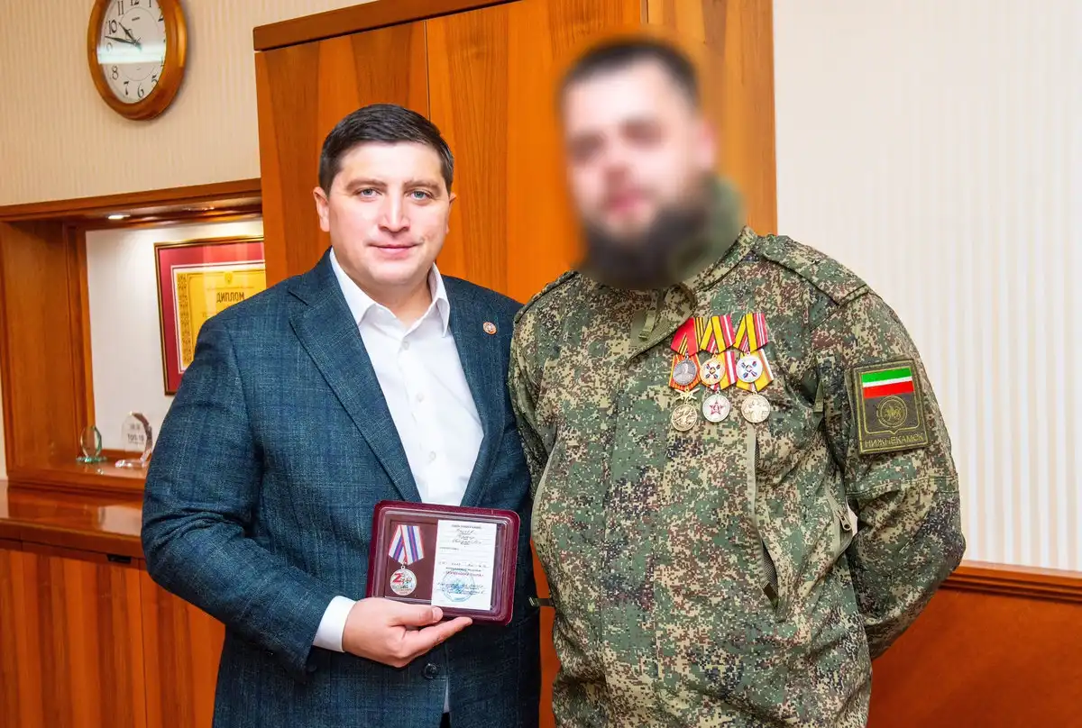 мэр с бойцом спецоперации вручение медали