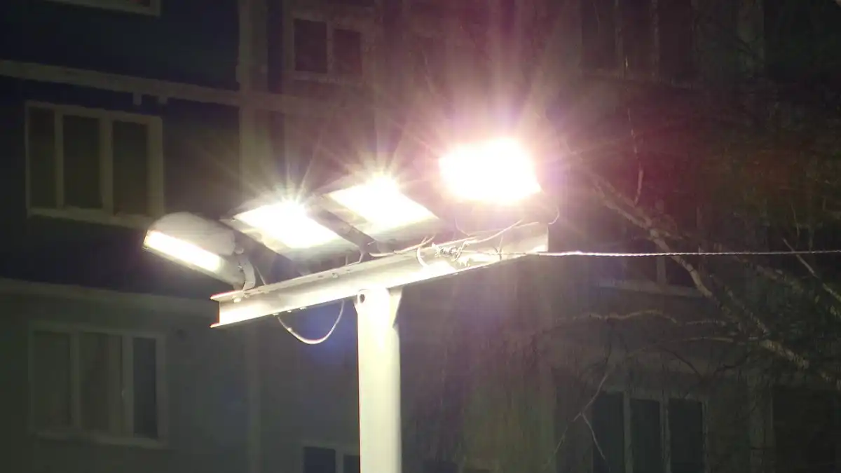 яркий столб освещения в ночное время суток