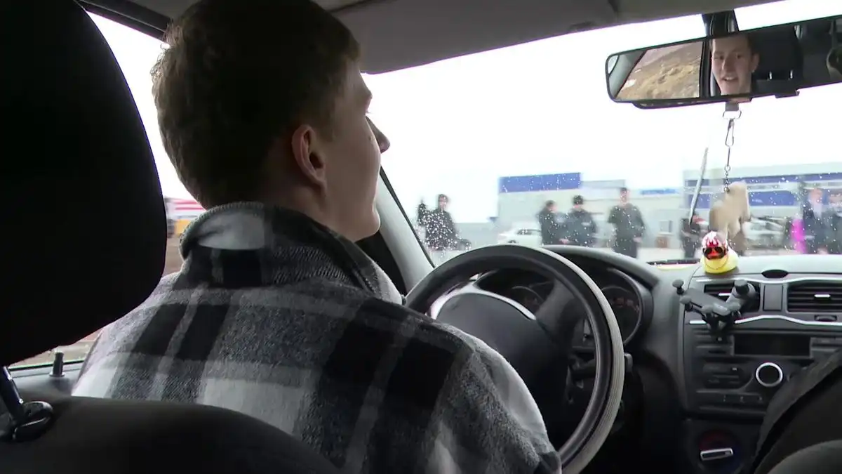 Водитель за рулем легкового автомобиля