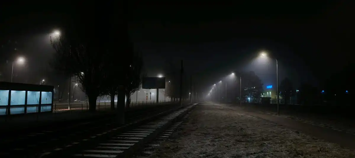 Ночной туман рядом с трамвайными путями