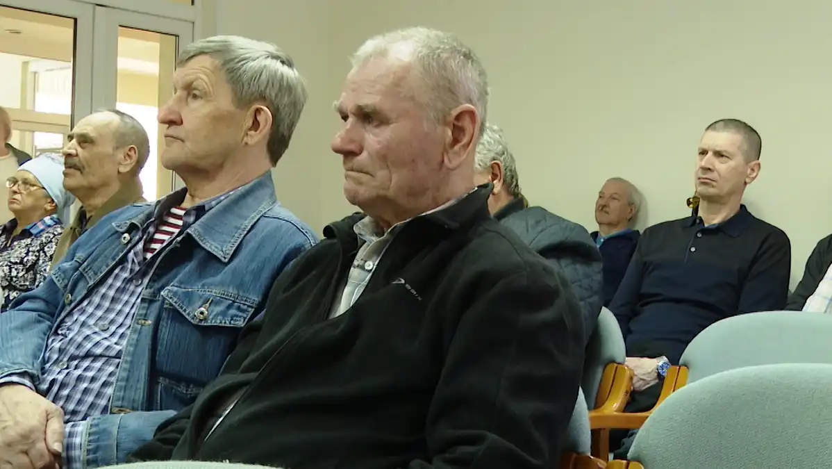 мужчины и женщины люди сидят на заседании слушают