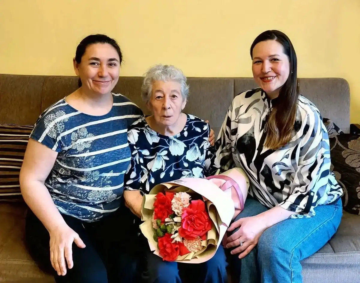 Жительница Нижнекамска Наиля Гадельшина принимает поздравления в 90-летний юбилей