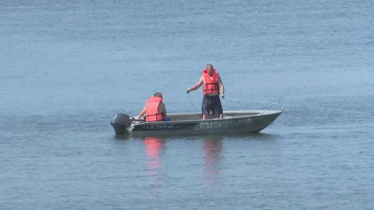 Рыбаки в лодке с мотором на реке Кама