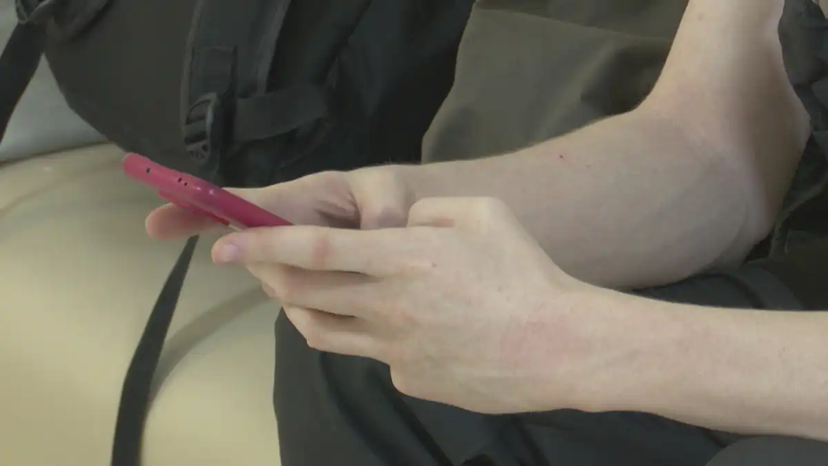 телефон в руках человека