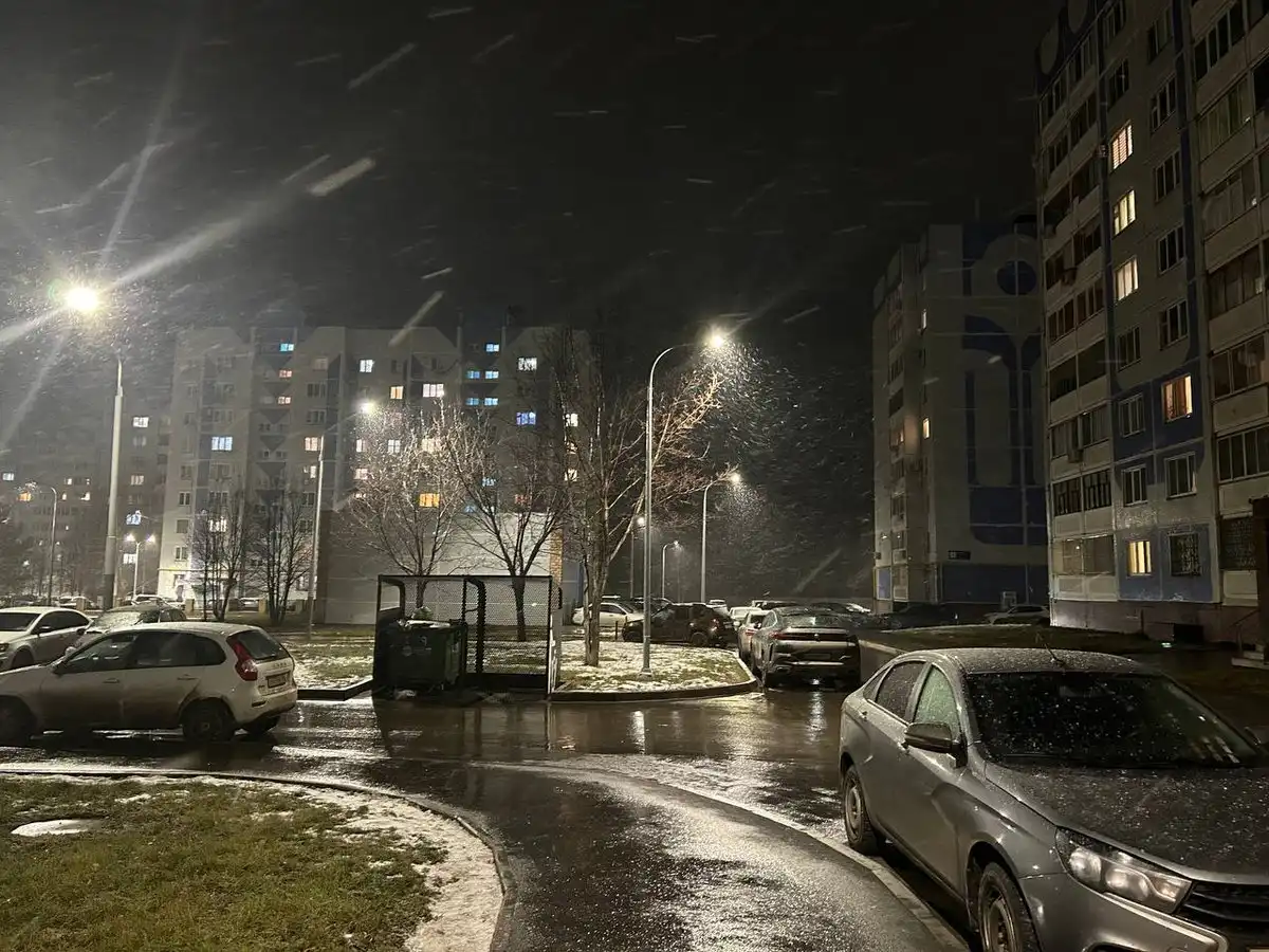 Дождь со снегом ночью во дворе