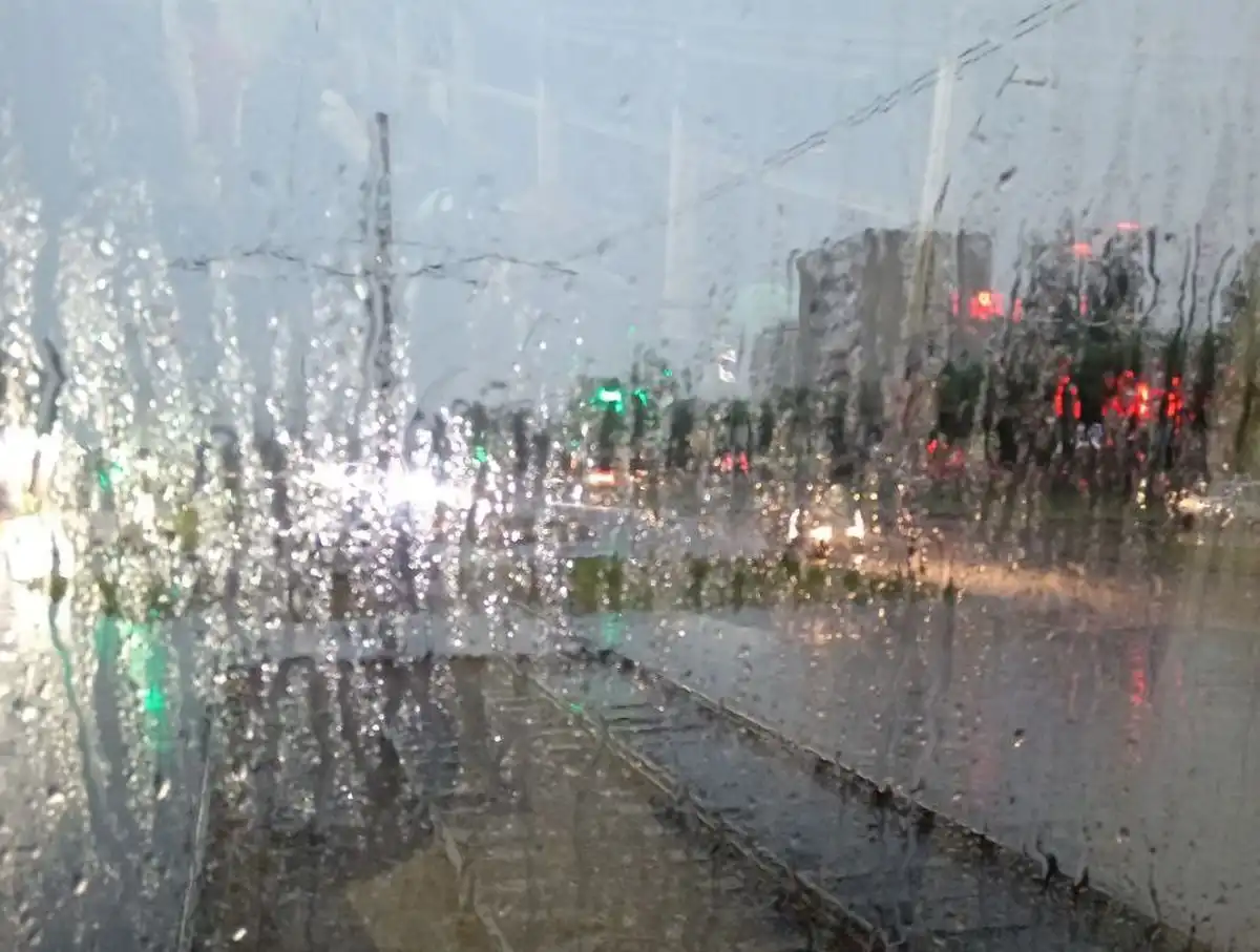 Капли дождя на стекле в трамвае