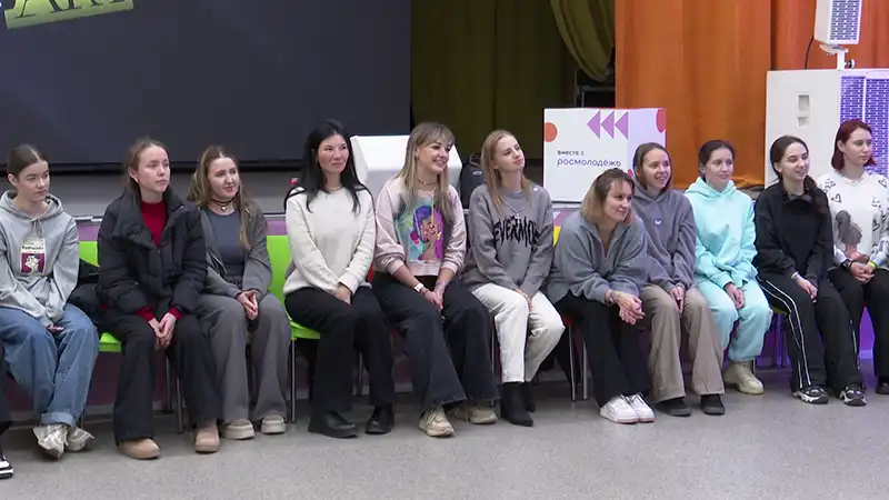 молодежь люди сидят в зале в кругу