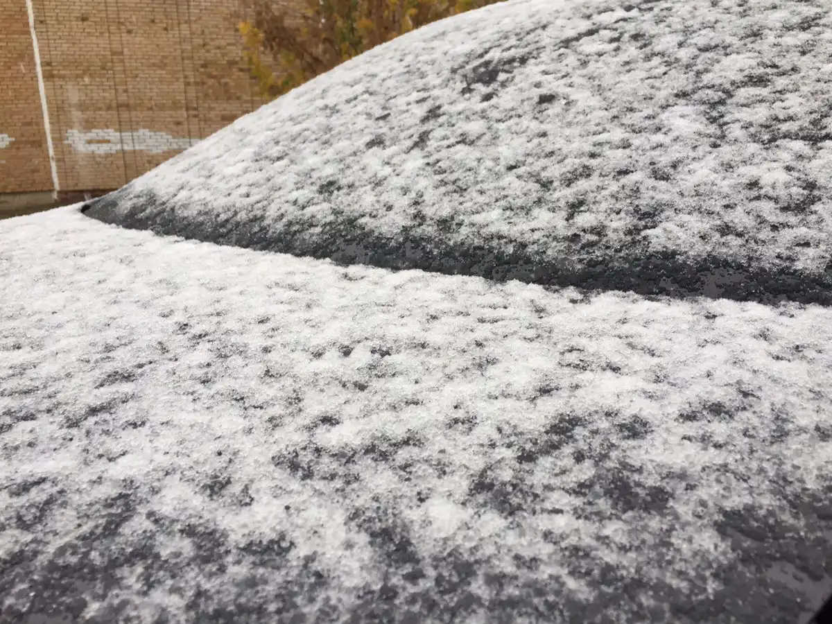 мокрый снег на капоте машины