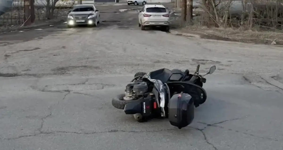 дтп скутер лежит на дороге