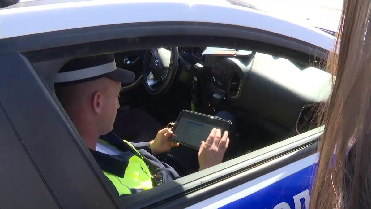 Сотрудник ГАИ выписывает штраф