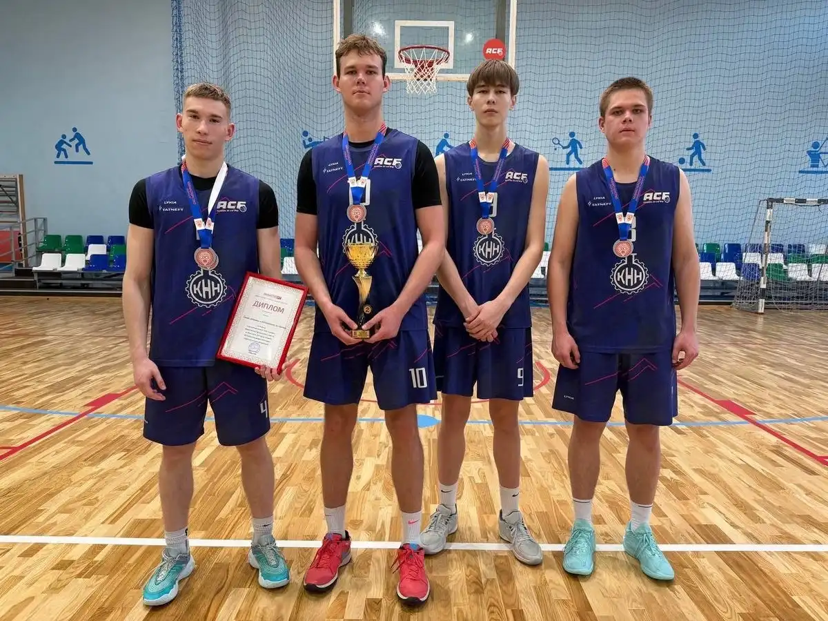 Студенты-баскетболисты из Нижнекамска стоят с медалями и дипломом