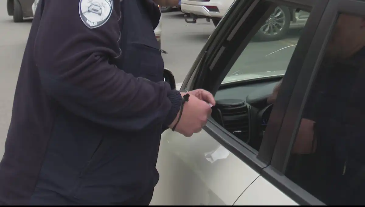 Сотрудник ДПС Нижнекамска проверяет документы у водителя