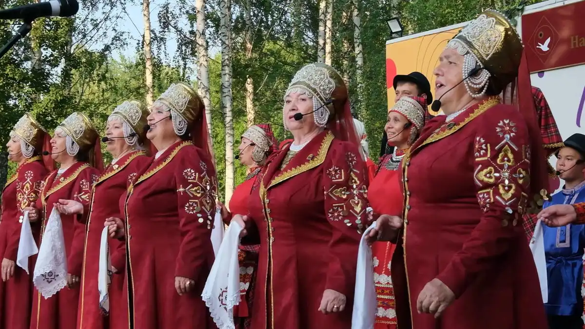 ансамбль женщины поют на сцене