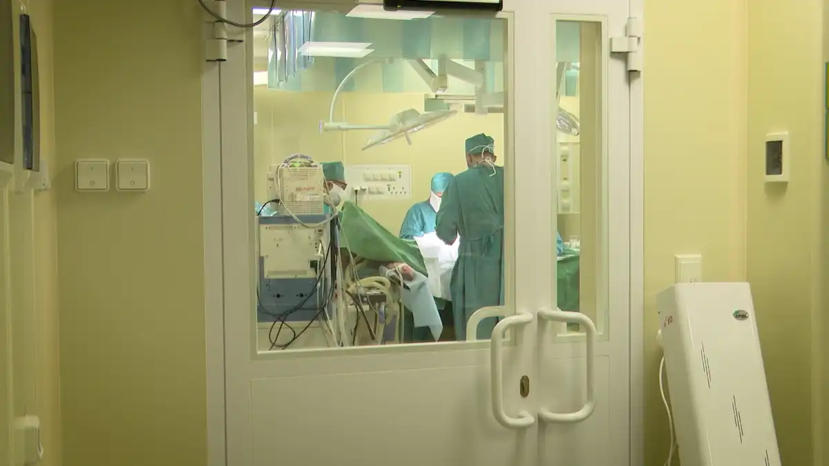 хирурги в операционной делают операцию