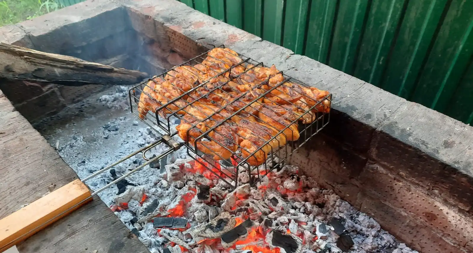 Мангал с шашлыком