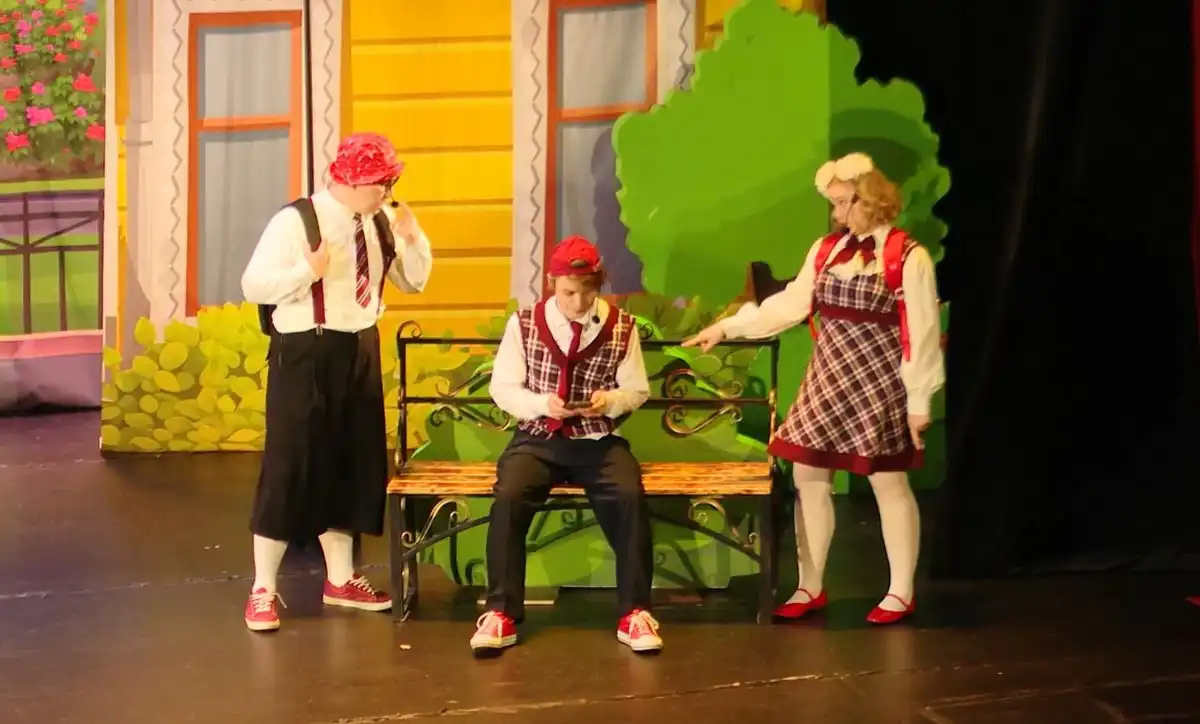 Спектакль «Опасное сообщение» в ТЮЗ Нижнекамска