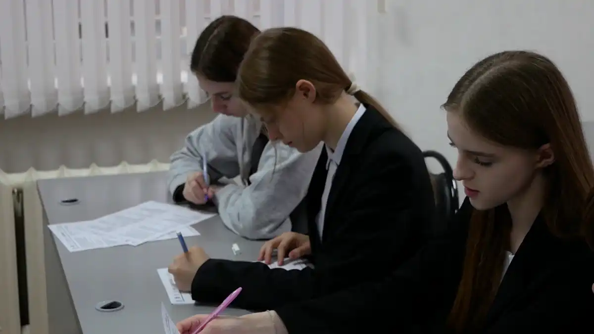 Ученики за партами на уроке в школе Нижнекамска