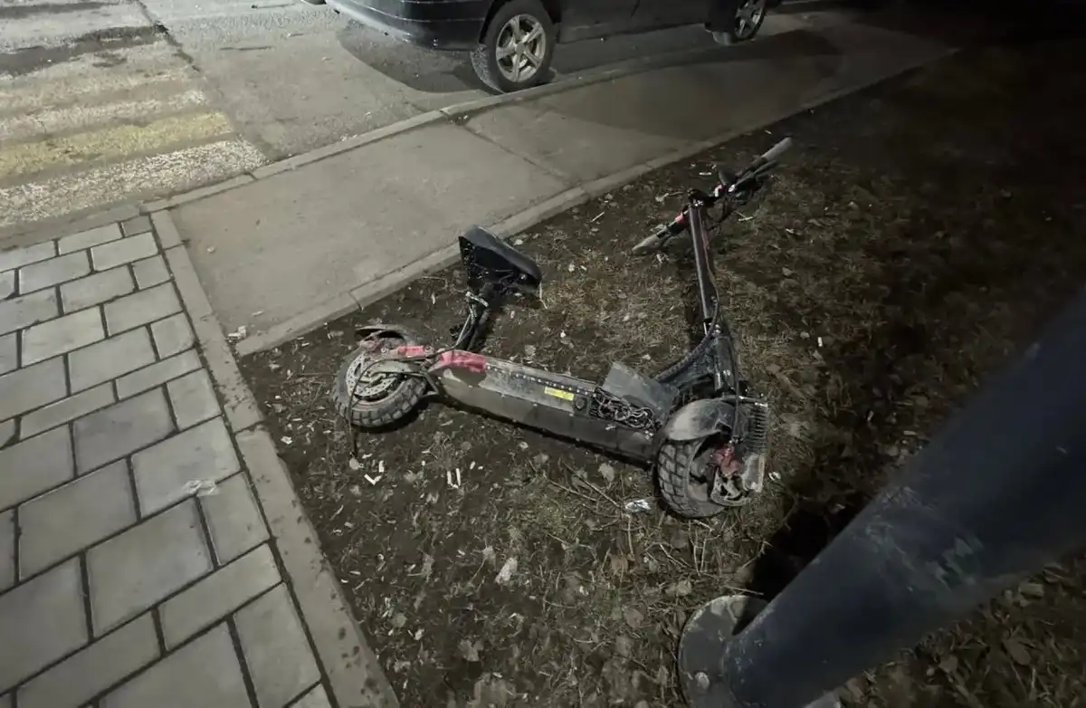 самокат лежит на земле