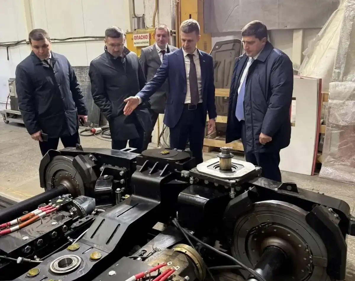 Люди смотрят на машину