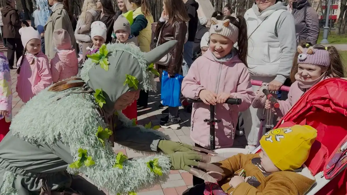 дети на празднике посвященном Тукаю в Нижнекамске