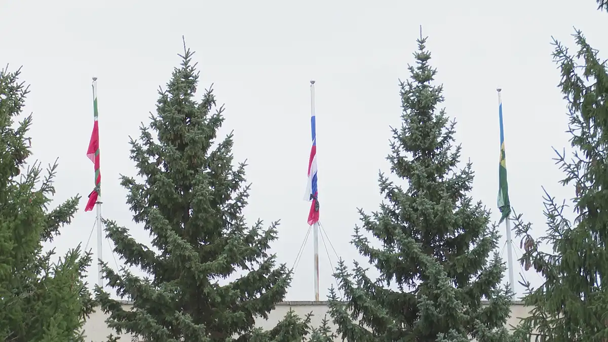 Приспущенные флаги на время траура