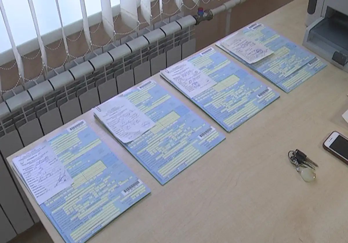 на столе лежат больничные листы