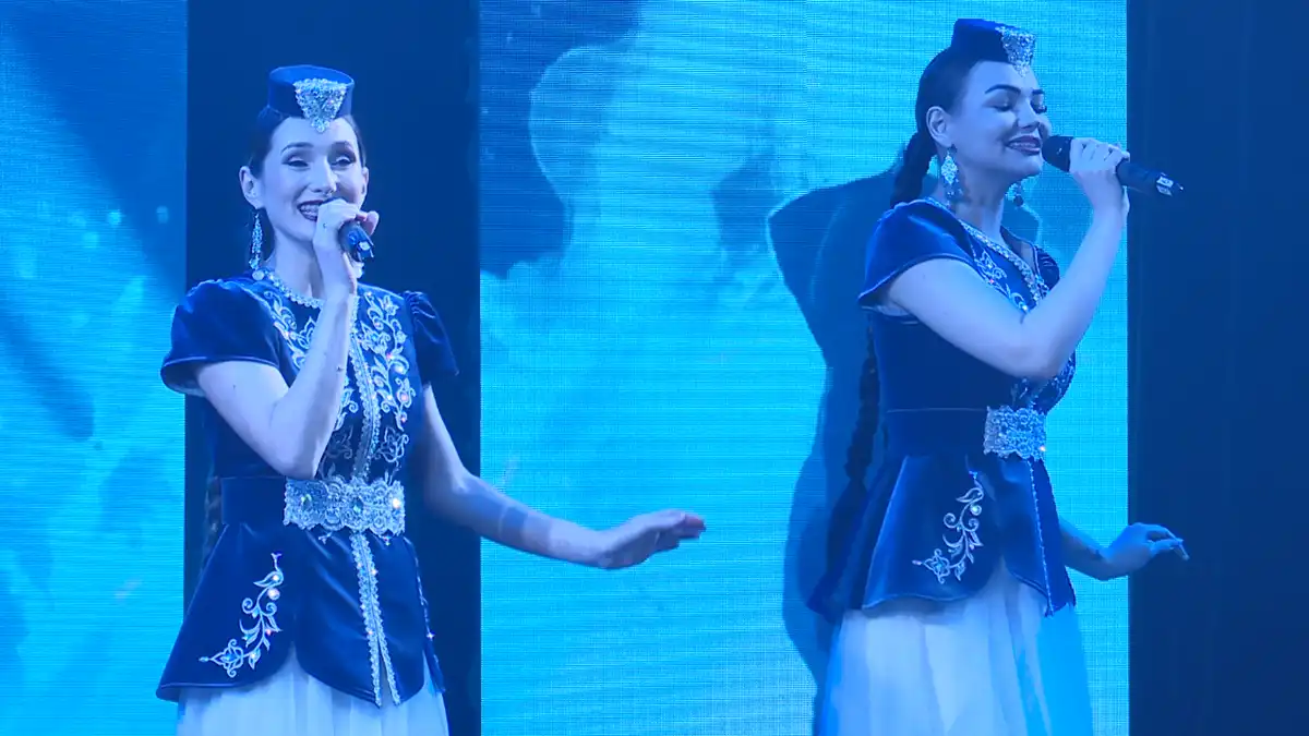 поют девушки