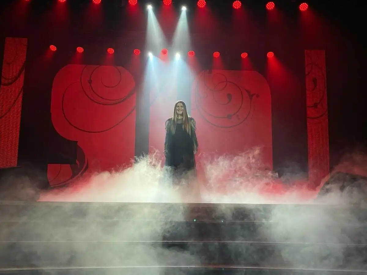 Дина Гарипова выступает на концерте