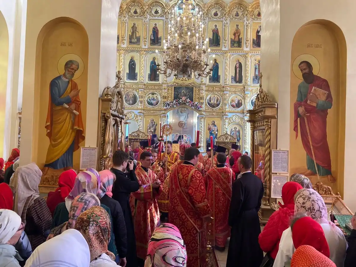 Верующие молятся в церкви в Нижнекамске