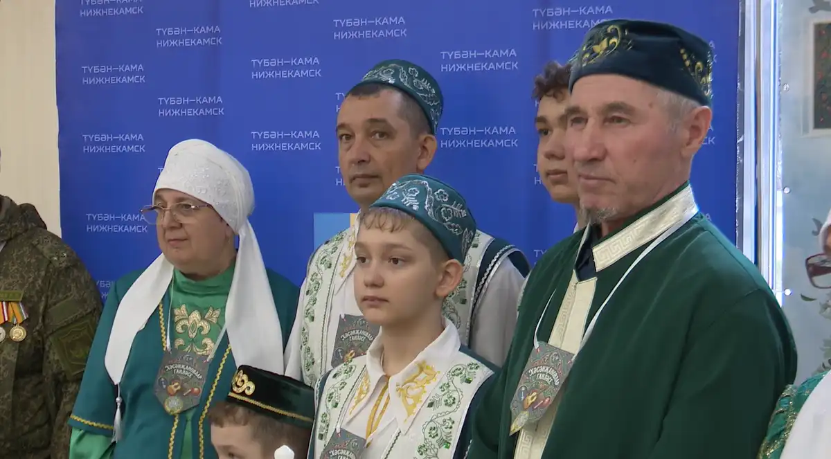 семья в татарских костюмах