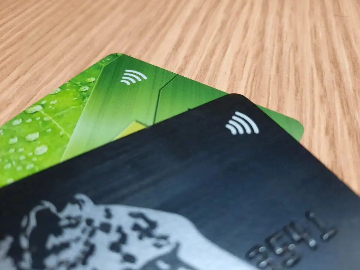 банковские карты лежат на столе