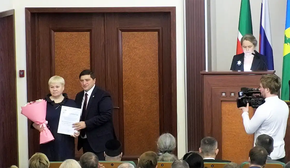 Вручение награды Ларисе Орловой