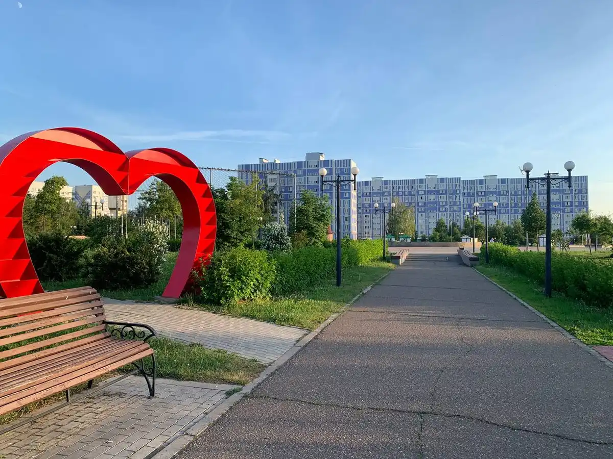 Пешеходная дорожка в парке Нефтехимиков