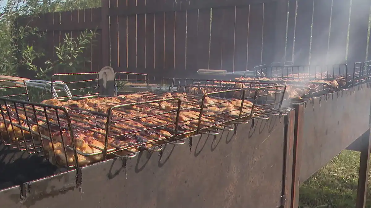 Шашлык жарится на открытом воздухе на мангале