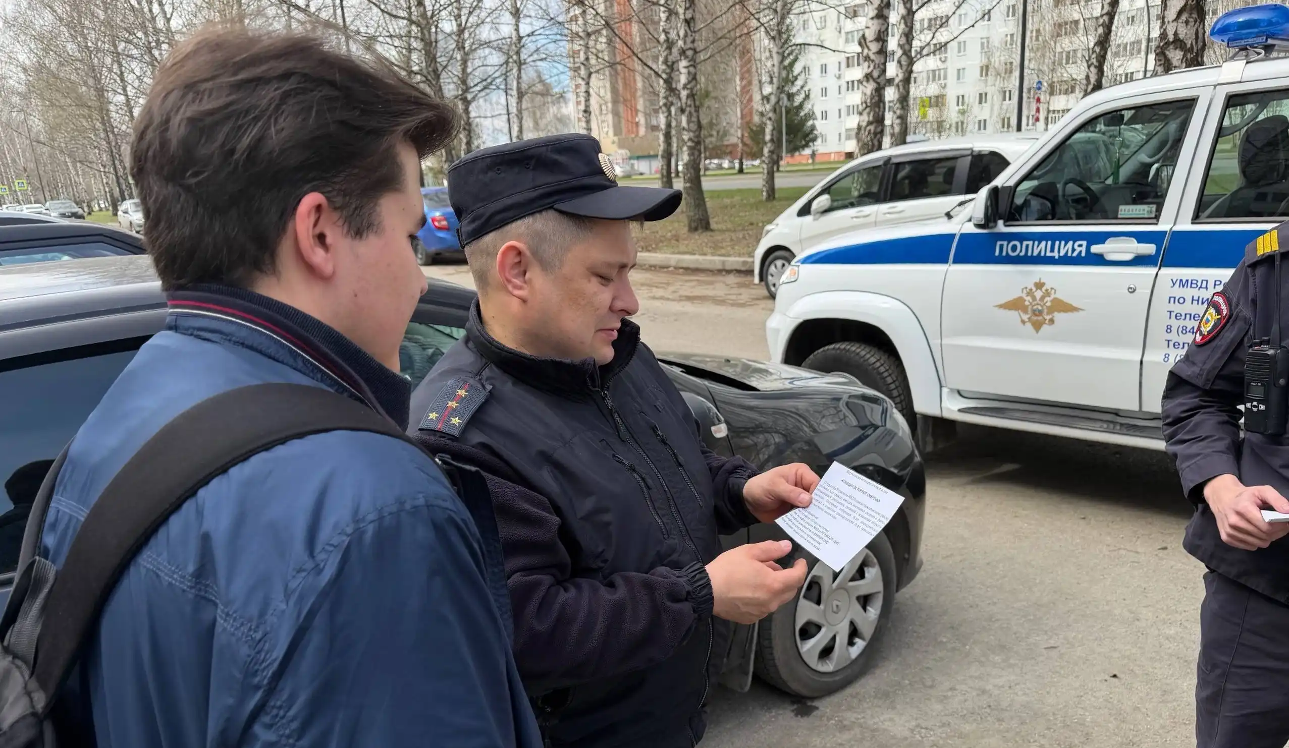 Сотрудник полиции Нижнекамска вручает листовку