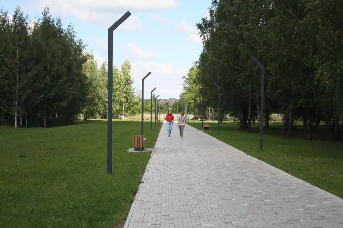 лето парк фонари скамейки прогулка молодежь девушка гуляют