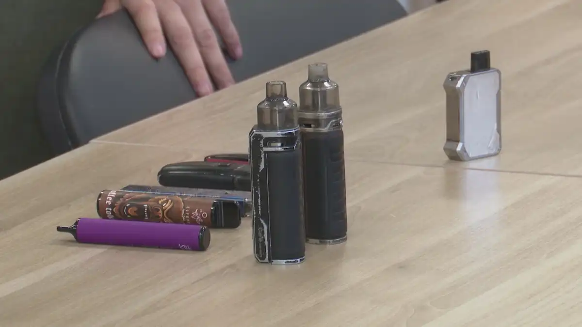 вейпы стоят на столе