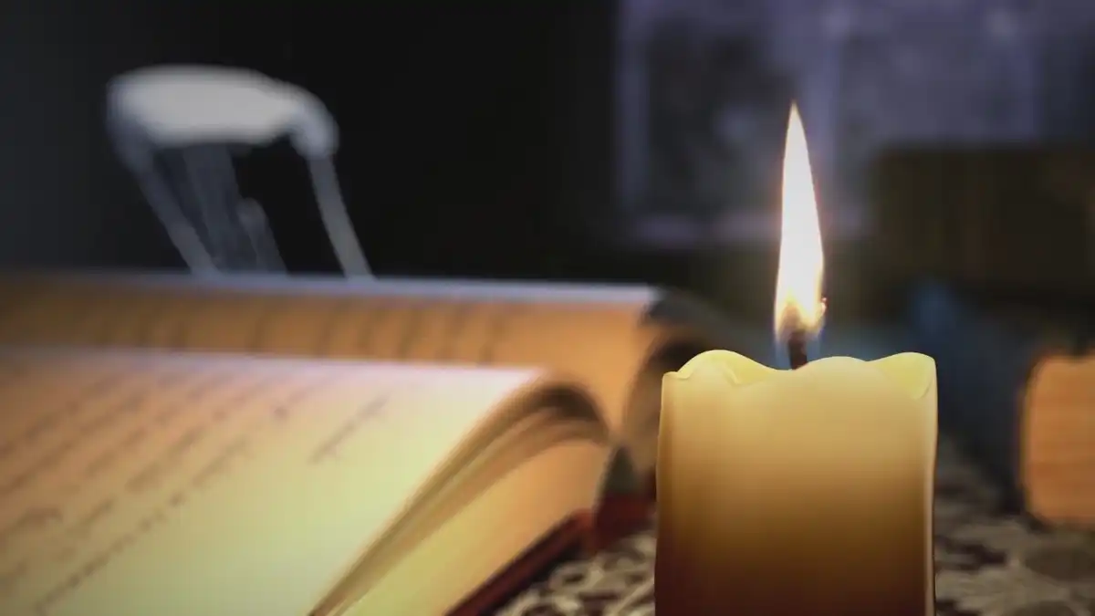 открытая книга и свеча